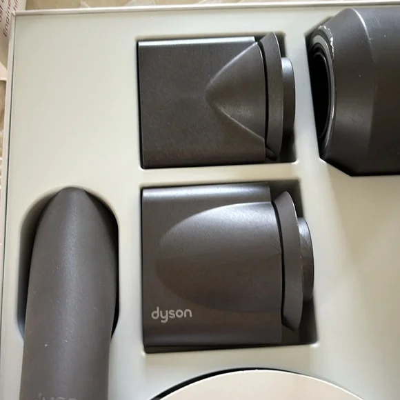 Dyson Supersonic Hair Blow Dryer with Attachments. Excellent condition - Picture 3 of 7